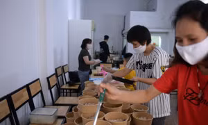 Hàng trăm suất cơm ngon, canh ngọt trao tận tay những 'chiến sĩ áo trắng' của Bệnh viện Bệnh Nhiệt đới TƯ