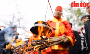 Chỉ có ở Hội làng Ngọc Tiên: Đàn ông đánh lửa, gánh bếp trên vai chạy vòng quanh thổi cơm tới chín