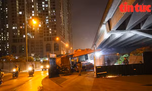 Xuyên đêm thu hẹp 'lô cốt' trên đường Nguyễn Xiển, Hà Nội