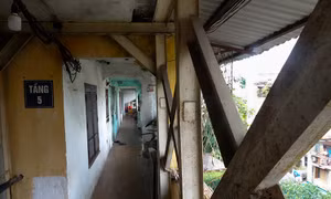 Thấp thỏm sống trong khu tập thể 'chống nạng' chằng chịt, nguy hiểm cấp độ C