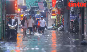 Nhiều tuyến phố của Hà Nội ngập sâu sau trận mưa giải nhiệt buổi trưa
