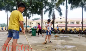 Học sinh vùng ngập Nam Phương Tiến dọn dẹp vệ sinh chuẩn bị cho năm học mới