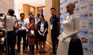 Khán giả thi nhau đặt câu hỏi cho công dân robot đầu tiên Sophia 