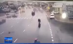 Xe ô tô bất ngờ leo lên vỉa hè gây tai nạn