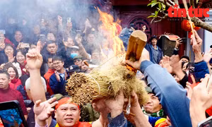 Sân đình đỏ lửa hội thi nấu cơm làng Thị Cấm