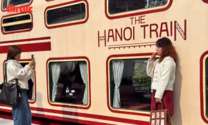 Đoàn tàu 'Hà Nội 5 cửa ô' hút khách dịp nghỉ Tết Dương lịch 2026