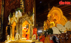 Người dân Ninh Bình đội nắng cung rước xá lợi Đức Phật về chùa Bái Đính