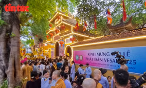 Người dân xếp hàng xuyên đêm chiêm bái xá lợi Phật tại chùa Quán Sứ