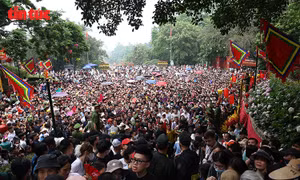 Người dân thành kính hướng về Đền Hùng trong ngày Giỗ Tổ