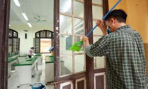 COVID-19: Giáo viên, phụ huynh chung tay vệ sinh trường lớp sẵn sàng đón học sinh trở lại