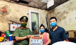 Đoàn Thanh niên Công an TP Hà Nội trao tặng 1.000 phần quà cho người có hoàn cảnh khó khăn do dịch bệnh