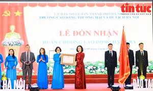 Trường Cao đẳng Thương mại và Du lịch Hà Nội đón nhận Huân chương Lao động hạng Ba