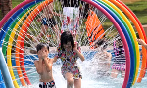 Tránh nắng nóng, người dân đi giải nhiệt ở công viên nước hiện đại nhất Thủ đô