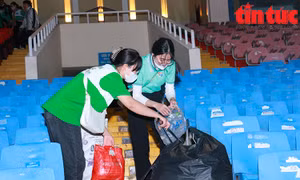 Hành động đẹp: 'Hội yêu rác' dọn sạch sân VĐV Mỹ Đình sau trận đấu với đội tuyển Iraq