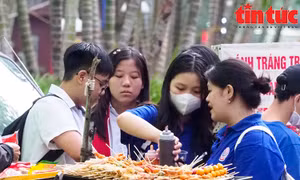 Hàng quà vặt bao vây cổng trường học