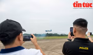 Mãn nhãn dàn máy bay đua nhau tranh tài chui qua vòng lửa