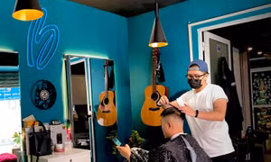 Khách xếp hàng 'dài cổ', thợ cắt tóc làm mỏi tay sau giãn cách