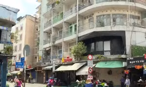 Di dời gần 20 hộ dân cố ‘bám trụ’ chung cư hư hỏng nặng