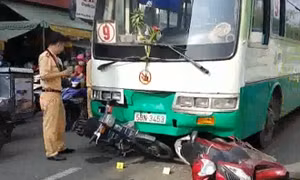 Xe buýt đâm hơn chục xe máy dừng đèn đỏ tại TP Hồ Chí Minh
