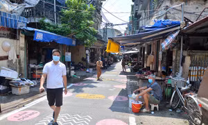 Chợ dân sinh Hà Nội vẽ ô, kẻ vạch để phân luồng phòng dịch COVID-19