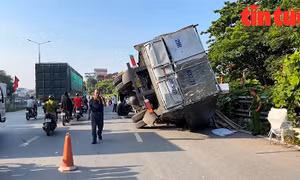 Xe tải biến dạng sau va chạm với tàu hỏa tại Thanh Trì (Hà Nội)