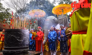 Người dân phấn khởi nhận lộc hoa tre, trầu cau tại hội Gióng đền Sóc