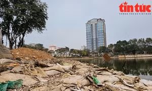 Cải tạo Công viên Nghĩa Đô, phát hiện đồ thờ cúng bỏ đi dày đặc đáy hồ