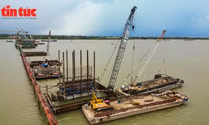 Cầu Hồng Hà trên sông Hồng dần lộ diện sau hơn 6 tháng thi công