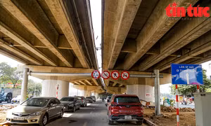 Cầu vòm sắt 65 tỷ đồng bắc qua hồ Linh Đàm thành nơi đỗ xe, đổ rác bừa bãi
