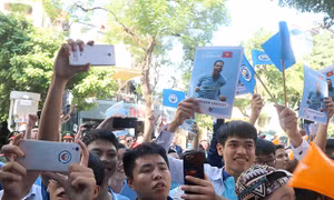 Người hâm mộ xếp hàng dài chụp ảnh cùng Quang Hải và Joleon Lescott 