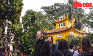 Khách quốc tế vãn cảnh ngôi chùa lâu đời nhất ở đất Thăng Long ngày đầu xuân