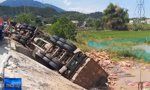 Xe đầu kéo bị lật trước khi vào hầm Hải Vân