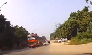 Hãi hùng cảnh nam thanh niên suýt chui vào gầm xe tải