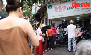 Xếp hàng từ sáng sớm mua bánh trôi, bánh chay cúng Tết Hàn thực