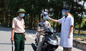 Đội nắng 40 độ C, giữ vững 'chốt' phòng dịch tại cửa ngõ Thủ đô