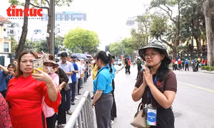 Hơn 3.000 tình nguyện viên hỗ trợ người dân chiêm bái Xá lợi Đức Phật tại chùa Quán Sứ