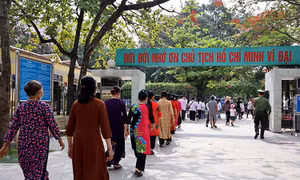 Đông đảo người dân vào Lăng viếng Chủ tịch Hồ Chí Minh nhân ngày sinh của Người