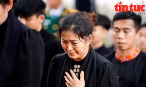 Dòng người dân Thủ Đô vẫn xếp hàng dài viếng Tổng Bí thư Nguyễn Phú Trọng trong đêm