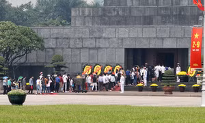 Dòng người vào Lăng viếng Bác trong ngày Quốc khánh 2/9
