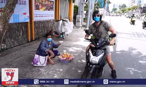 Thanh niên ngoại quốc chạy xe máy phát cơm cho người nghèo tại TP Hồ Chí Minh