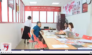 Phụ huynh chi tiền mua an tâm vào lớp 10 cho con