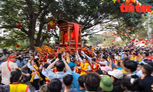 Độc đáo lễ rước 9 kiệu làng Vân Côn