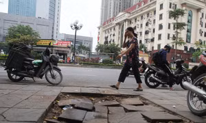 Vỉa hè lát đá 'siêu bền' trên nhiều phố bị bong tróc, vỡ nát