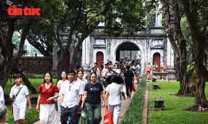 Thí sinh đổ về Văn Miếu dâng hương sau buổi làm thủ tục thi vào 10