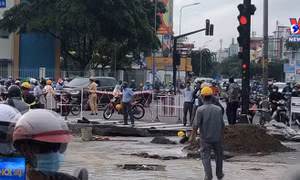 Lấp 'hố tử thần' giữa ngã tư ở TP Hồ Chí Minh