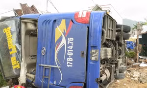 Xe ô tô khách đâm vào nhà dân ở Khánh Hòa