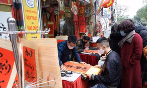 Sĩ tử 'vái vọng', xin chữ đầu năm bên ngoài Văn Miếu