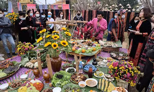 'Mâm cơm sum họp ngày cuối năm' của các dân tộc đến du khách Thủ đô