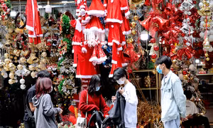 Thị trường đồ trang trí Noel sôi động trước dịp lễ Giáng sinh