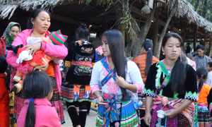 Lên bản Sin Suối Hồ đi chợ phiên của người dân tộc Mông